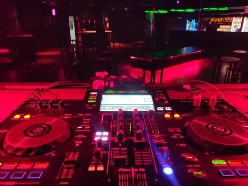 Shows ao vivo e 2 pistas de dança